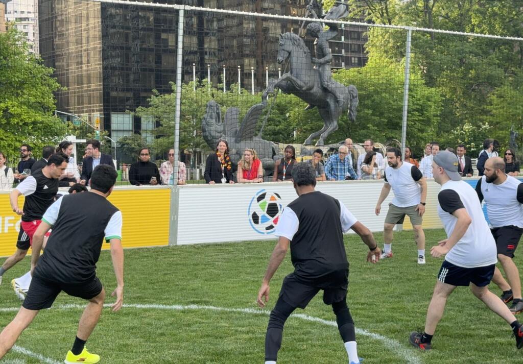 استعدادا لليوم العالمي لكرة القدم وقرب انطلاق بطولة كأس العالم 2026، أقيمت يوم بطولة تنافسية مصغرة في ملعب مؤقت أُعد خصيصا لهذه المناسبة داخل مجمع الأمم المتحدة، بمشاركة مسؤولين أمميين ودبلوماسيين، من بينهم رئيسة الجمعية العامة للأمم المتحدة، أنالينا بيربوك.